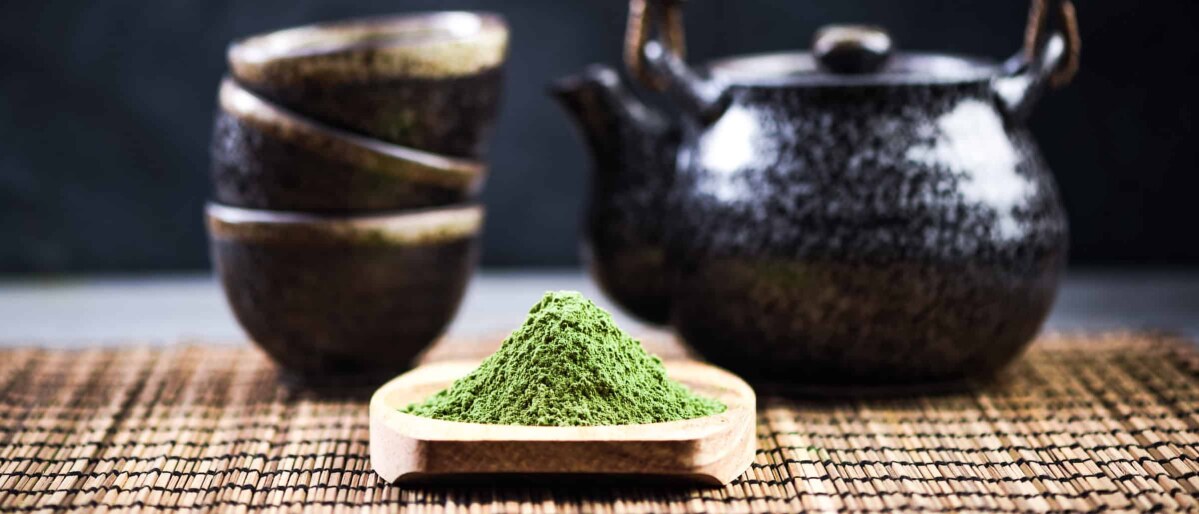 Matcha Tee und Zubehör – feines Grüntee-Pulver...