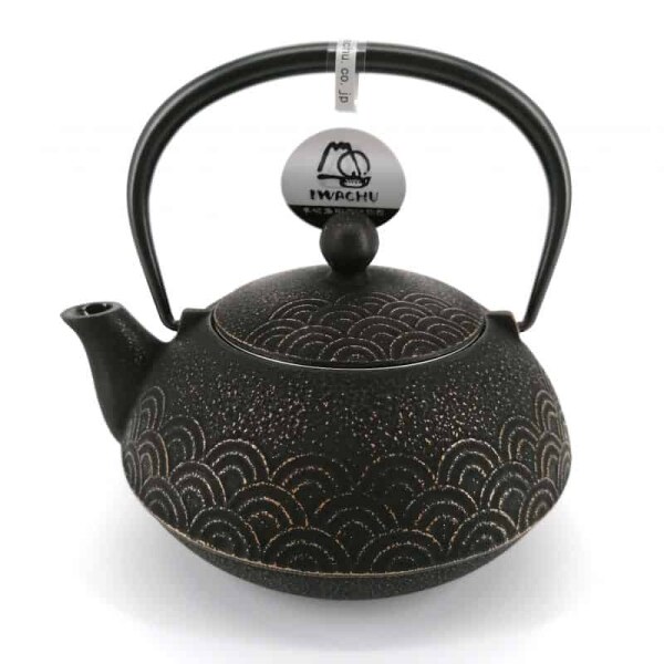 Iwachu - japanische Gusskanne Seigaiha 0,9l schwarz-gold