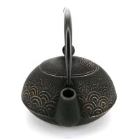 Iwachu - japanische Gusskanne Seigaiha 0,9l schwarz-gold