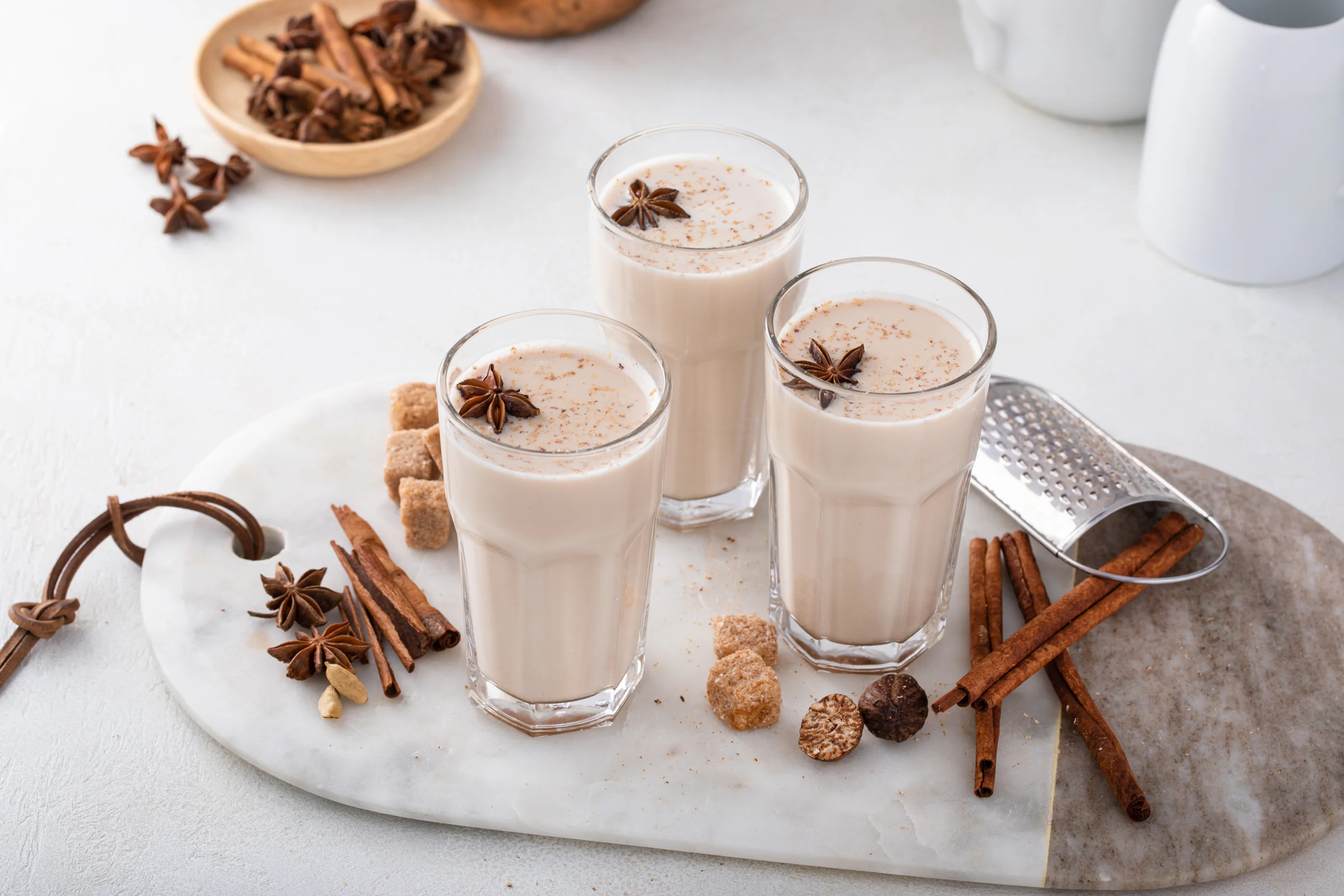 Bild: Chai Latte Rezeptvorschlag. Gläser mit Chai Latte auf einem Tisch